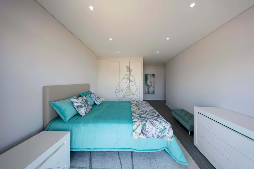 Apartamento T4 para Venda em Quelfes Foto 37