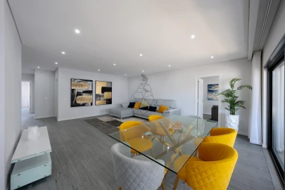 Apartamento T4 para Venda em Quelfes