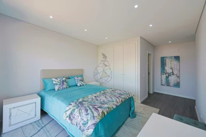 Apartamento T4 para Venda em Quelfes