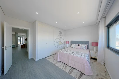 Apartamento T4 para Venda em Quelfes