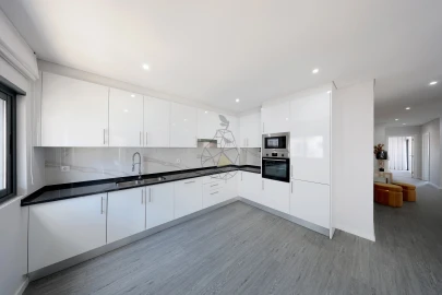 Apartamento T4 para Venda em Quelfes