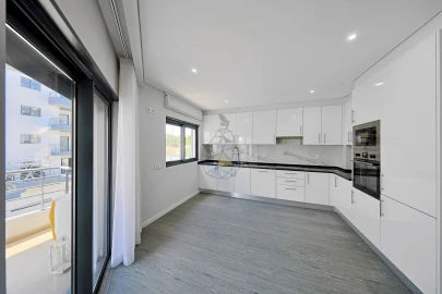 Apartamento T4 para Venda em Quelfes