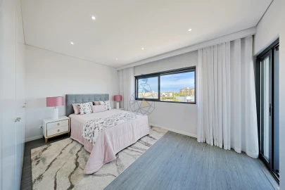 Apartamento T4 para Venda em Quelfes
