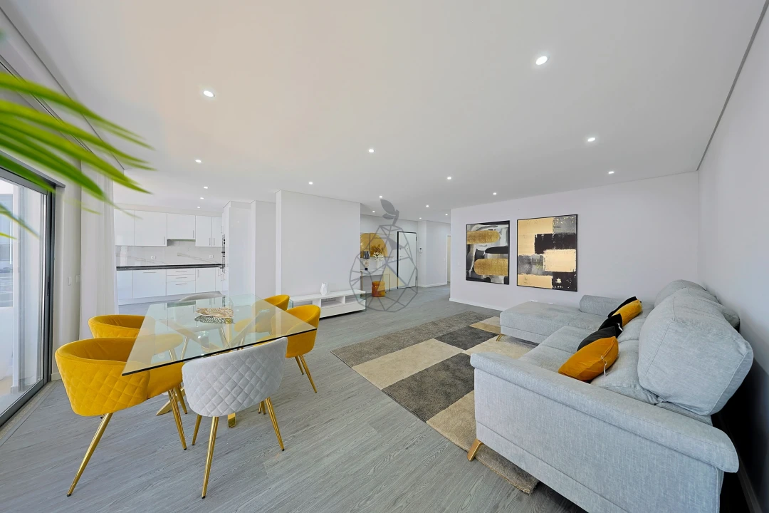 Apartamento T4 para Venda em Quelfes Foto 15