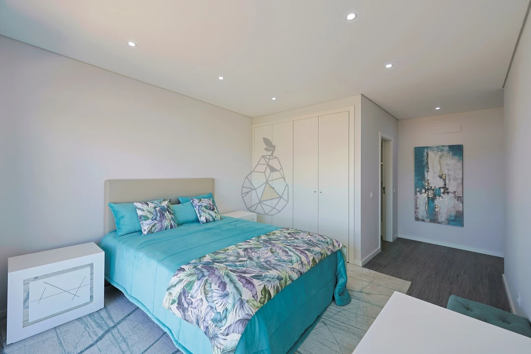 Apartamento T4 para Venda em Quelfes Foto 36