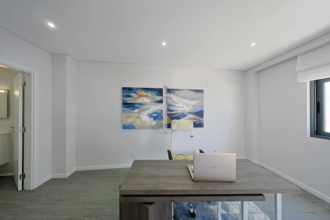 Apartamento T4 para Venda em Quelfes Foto 9
