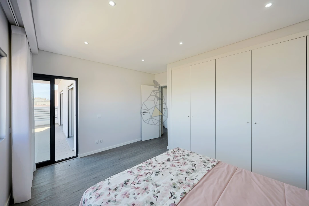 Apartamento T4 para Venda em Quelfes Foto 46