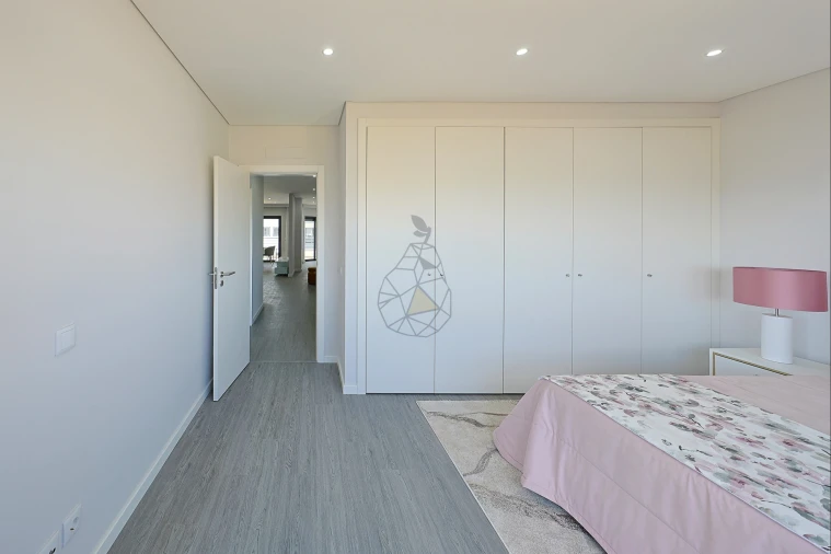 Apartamento T4 para Venda em Quelfes Foto 48