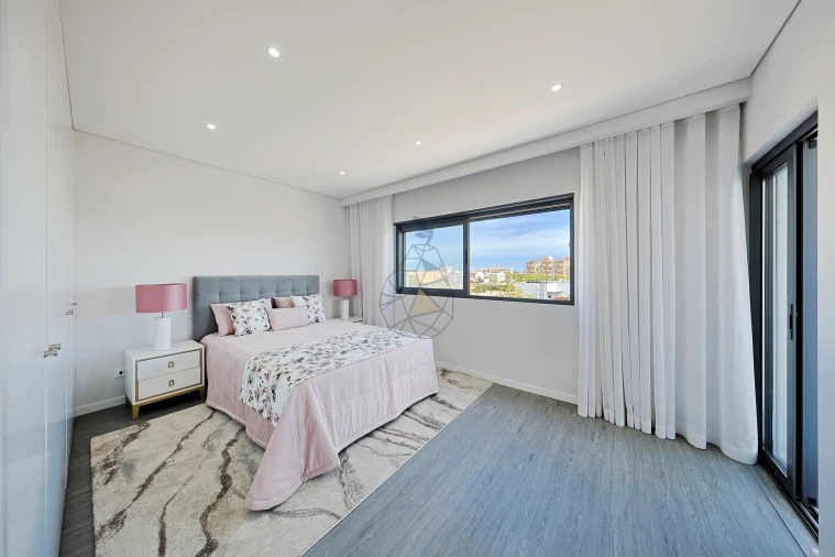 Apartamento T4 para Venda em Quelfes Foto 44