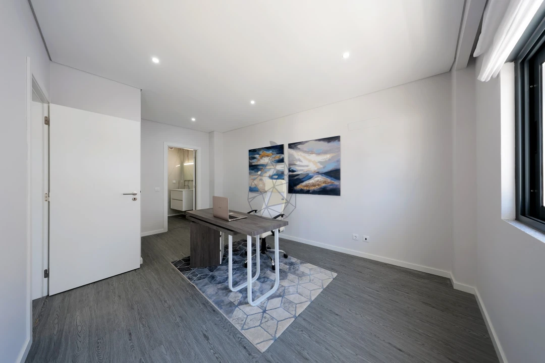 Apartamento T4 para Venda em Quelfes Foto 10