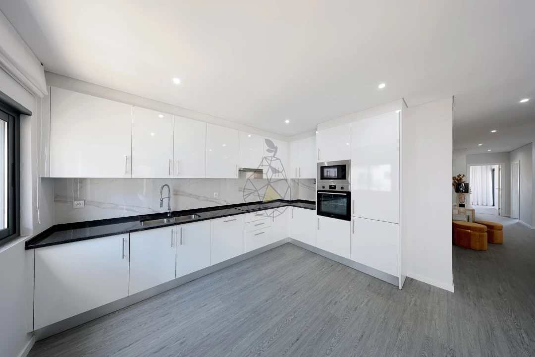 Apartamento T4 para Venda em Quelfes Foto 16
