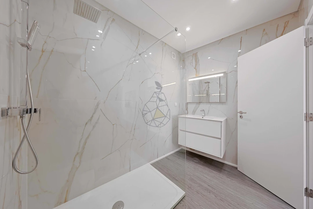 Apartamento T4 para Venda em Quelfes Foto 12