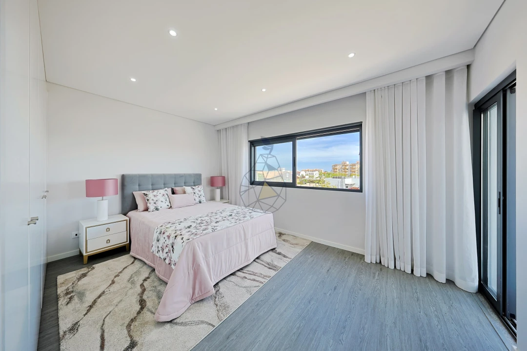 Apartamento T4 para Venda em Quelfes Foto 44