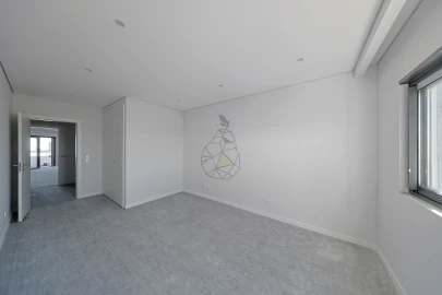 Apartamento T3 para Venda em Quelfes