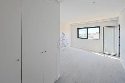 Apartamento T3 para Venda em Quelfes
