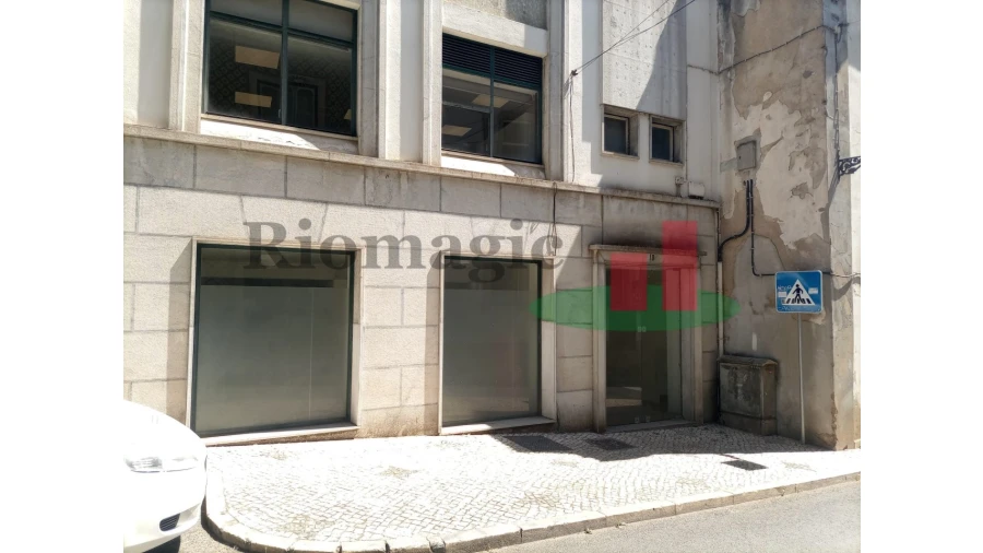 Loja para Venda em Torres Novas (Santa Maria, Salvador e Santiago)