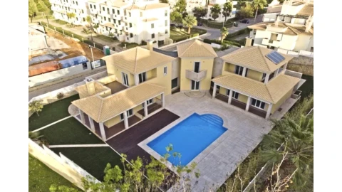 Moradia T4 para Venda em Albufeira e Olhos de Água