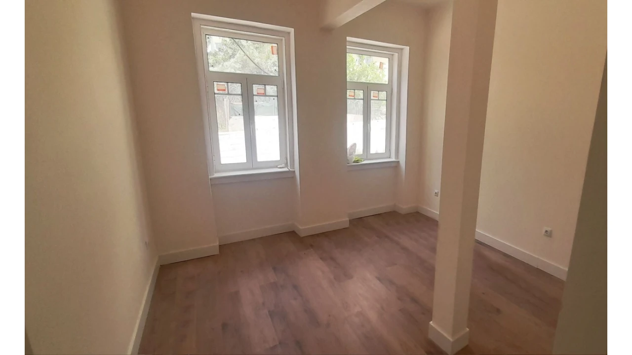 Apartamento T2 para Venda em Campolide Foto 2