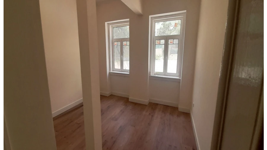 Apartamento T2 para Venda em Campolide Foto 3