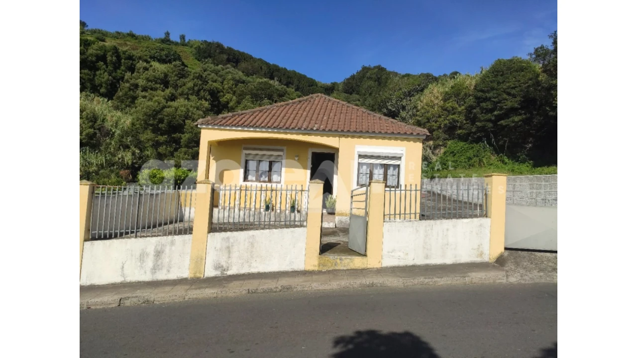 Moradia T3 para Venda em Feteiras Foto 3