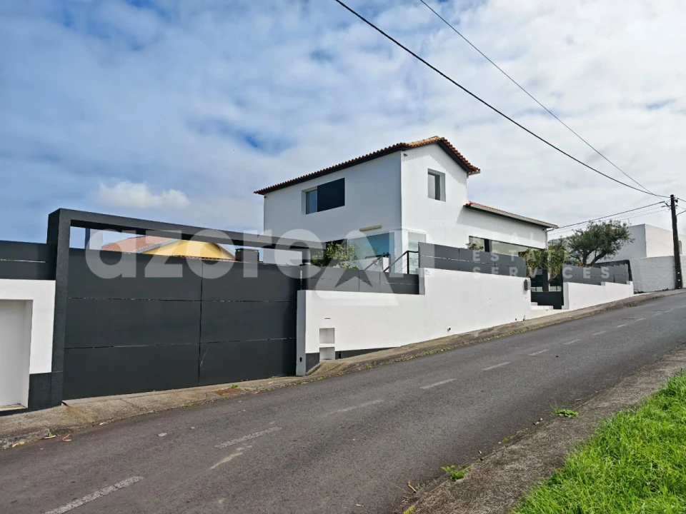 Moradia T3 para Venda em Pico da Pedra Foto 2