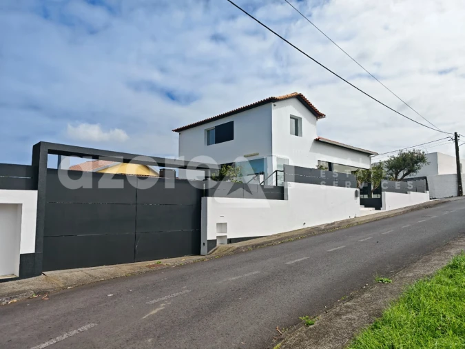 Moradia T3 para Venda em Pico da Pedra Foto 2