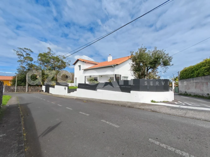 Moradia T3 para Venda em Pico da Pedra Foto 3