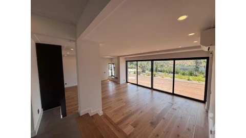 Moradia T5 para Venda em Quarteira