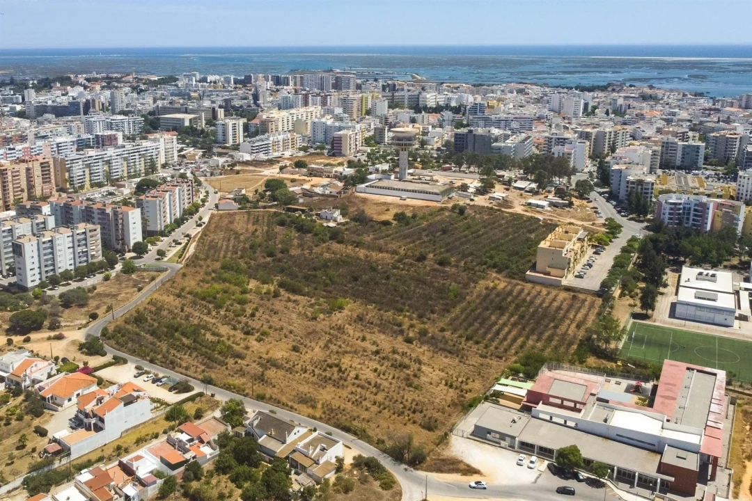 Terreno para Venda em Faro (Sé e São Pedro) Foto 1