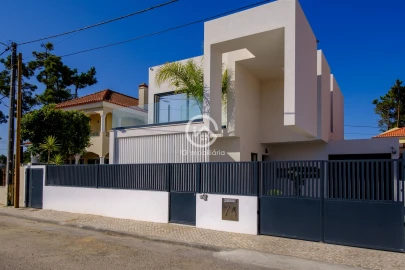 Moradia T4 para Venda em Charneca de Caparica e Sobreda
