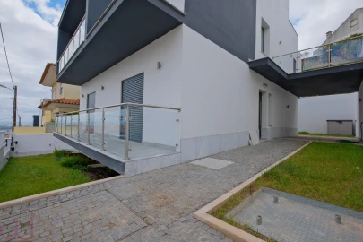Moradia T3 para Venda em Pontinha e Famões