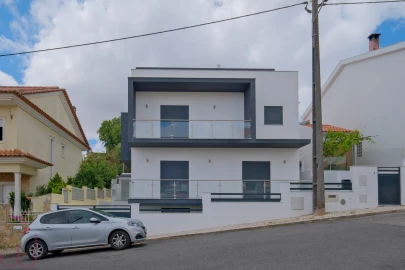 Moradia T3 para Venda em Pontinha e Famões