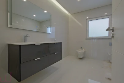 Moradia T3 para Venda em Pontinha e Famões
