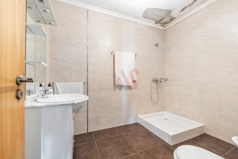 Moradia T4 para Venda em Recezinhos (São Mamede) Foto 36