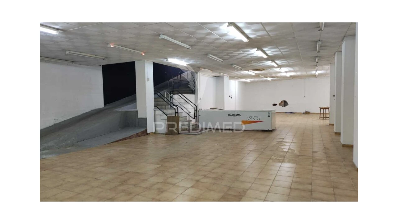 Loja para Venda em Almada, Cova da Piedade, Pragal e Cacilhas Foto 1