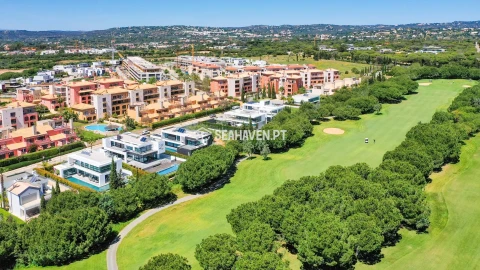Moradia T5 para Venda em Quarteira