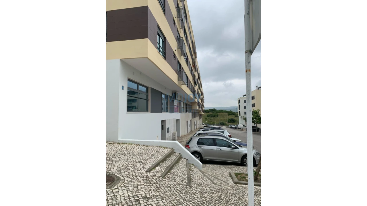 Loja para Venda em Santo António dos Cavaleiros e Frielas Foto 12