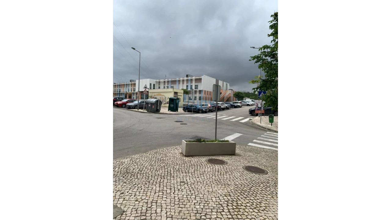 Loja para Venda em Santo António dos Cavaleiros e Frielas Foto 15