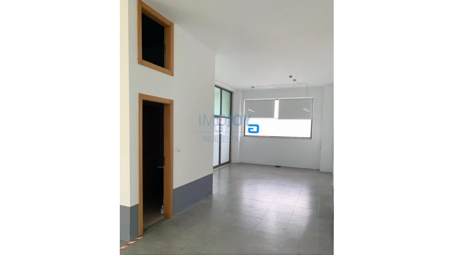 Loja para Venda em Santo António dos Cavaleiros e Frielas Foto 1