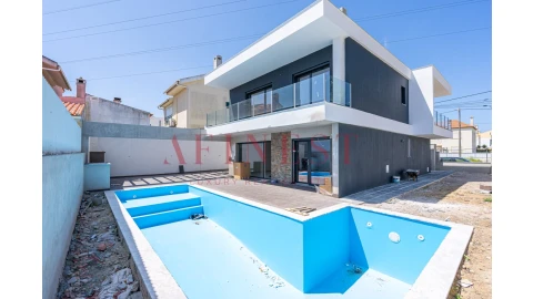 Moradia T4 para Venda em Corroios
