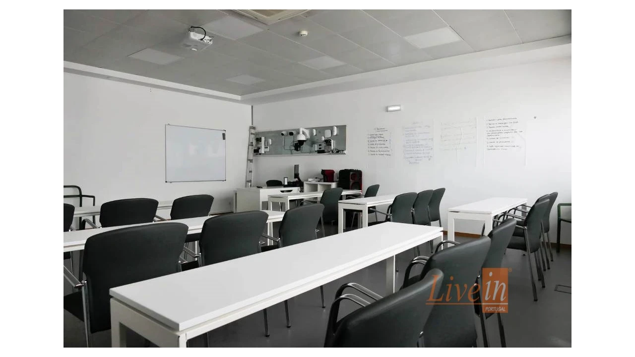 Escritório para Arrendamento em Santo António dos Cavaleiros e Frielas Foto 2