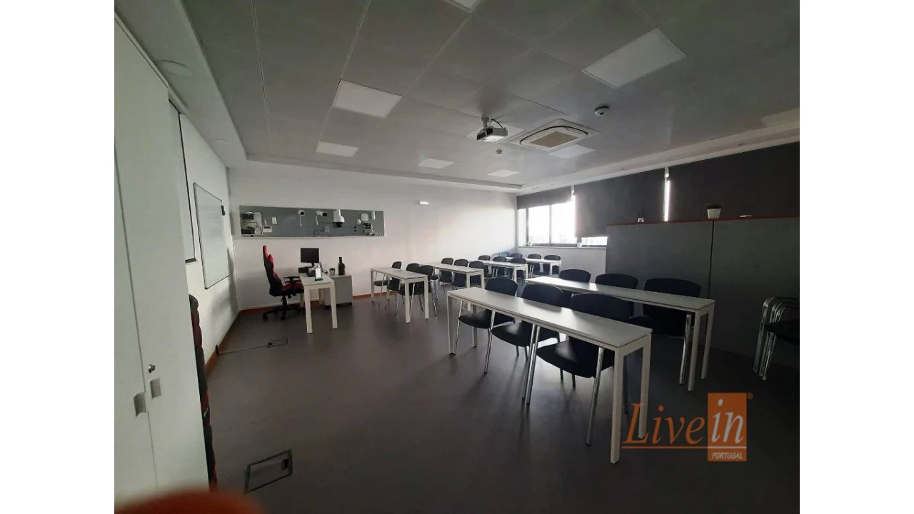 Escritório para Arrendamento em Santo António dos Cavaleiros e Frielas Foto 4