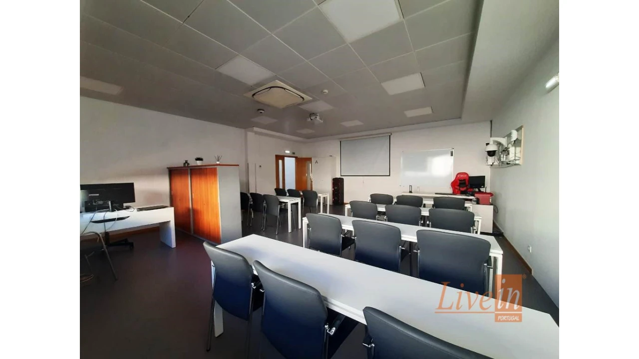 Escritório para Arrendamento em Santo António dos Cavaleiros e Frielas Foto 5