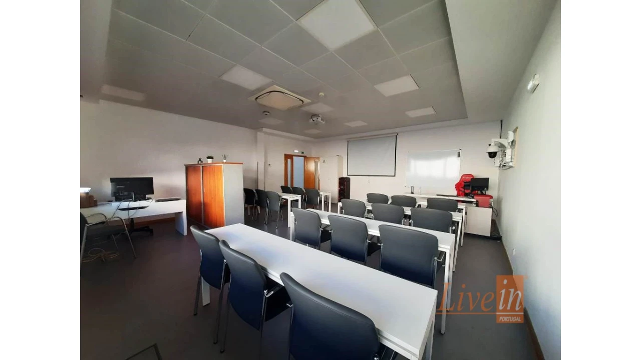 Escritório para Arrendamento em Santo António dos Cavaleiros e Frielas Foto 6