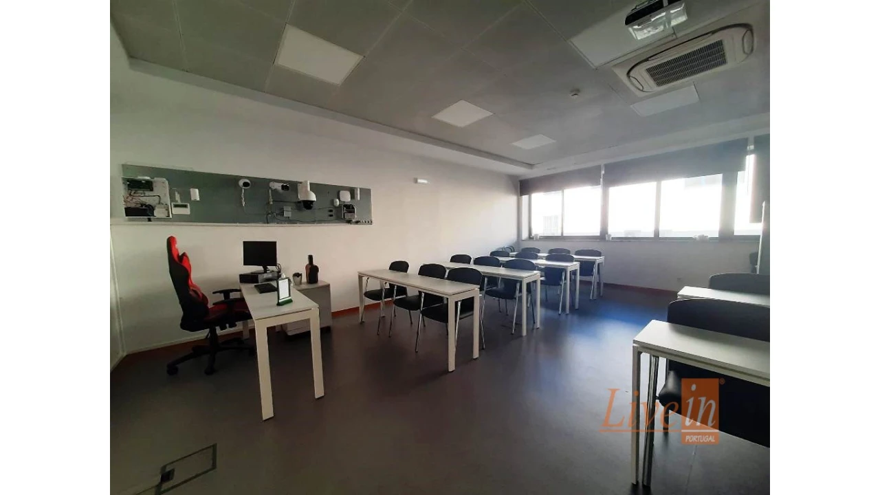 Escritório para Arrendamento em Santo António dos Cavaleiros e Frielas Foto 7