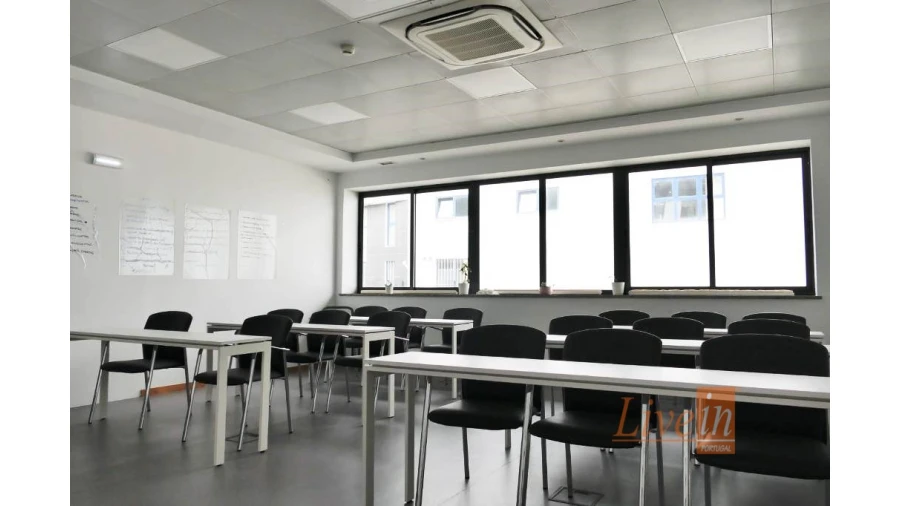 Escritório para Arrendamento em Santo António dos Cavaleiros e Frielas