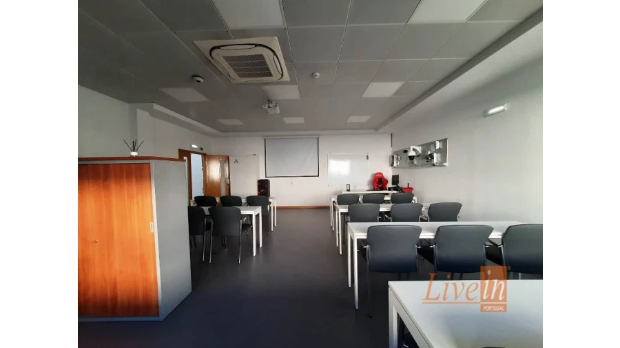 Escritório para Arrendamento em Santo António dos Cavaleiros e Frielas Foto 3