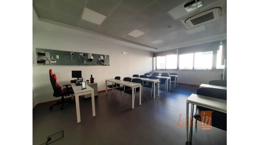 Escritório para Arrendamento em Santo António dos Cavaleiros e Frielas Foto 7