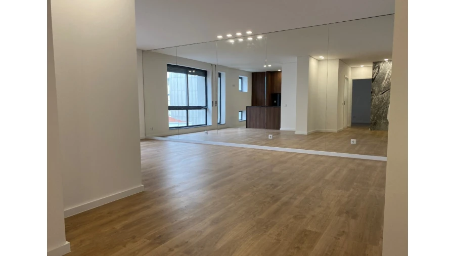 Apartamento T4 para Venda em Cedofeita, Santo Ildefonso, Sé, Miragaia, São Nicolau e Vitória Foto 2