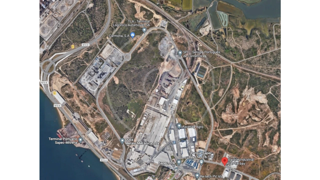 Terreno Comércio / Armazém para Venda em Sado Foto 1